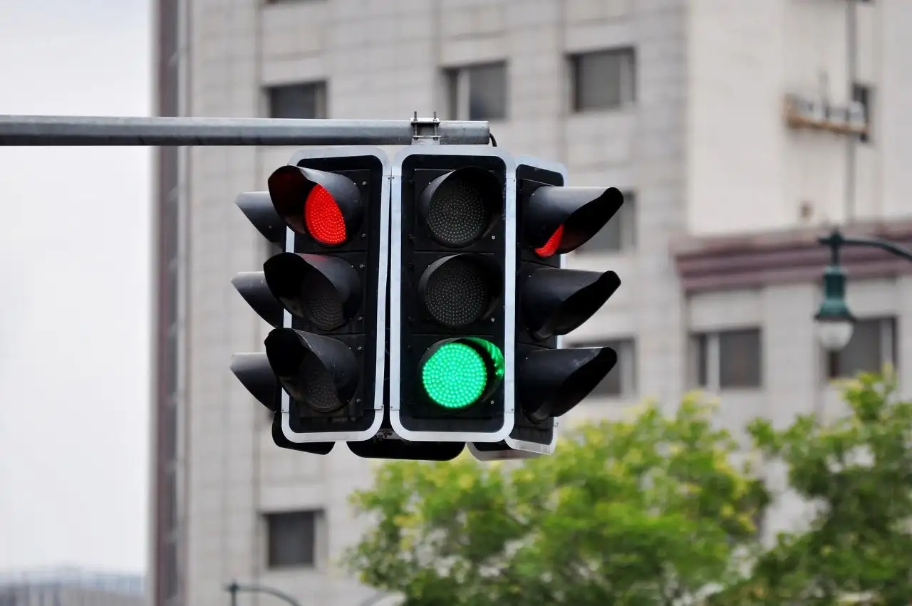 路口遇红灯到底能不能转弯？